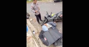 Tertangkap Curi Helm, Pria Ini Dihajar Massa hingga Babak Belur