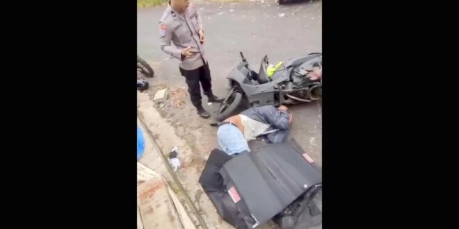 Tertangkap Curi Helm, Pria Ini Dihajar Massa hingga Babak Belur