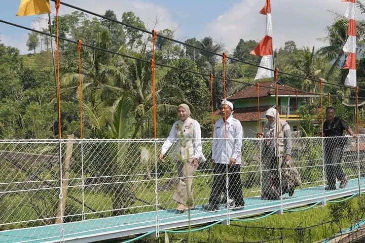 Peresmian Jembatan Harapan di Talegong oleh Wabup Garut, Hj. dr. Helmi Putri Farizawati