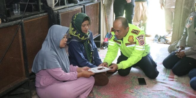 kapolres-santuni-keluarga-anak-korban-longsor-di-perbukitan - PIC GARUT Kapolres Santuni Keluarga Anak Korban Longsor di Perbukitan