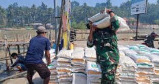 Babinsa Kawal Distribusi Beras Bantuan Agar Aman dan Tepat Sasaran