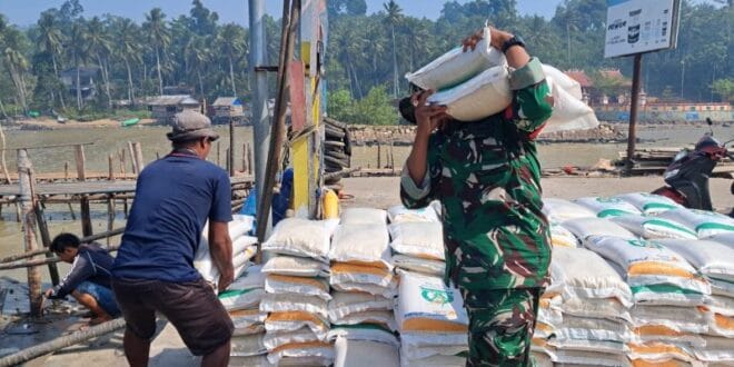 Babinsa Kawal Distribusi Beras Bantuan Agar Aman dan Tepat Sasaran