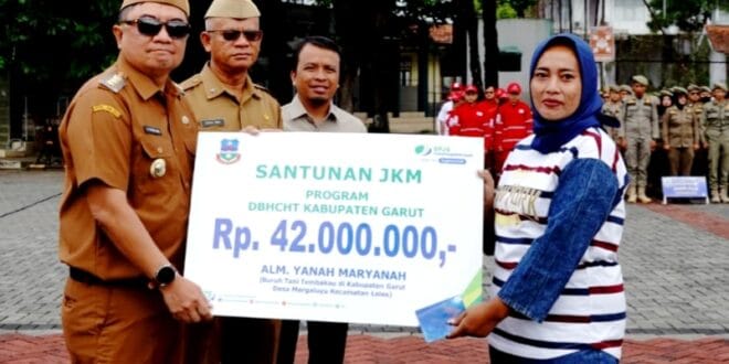 bupati-garut-salurkan-bantuan-jaminan-sosial-dari-dana-dbhcht - PIC GARUT Bupati Garut Salurkan Bantuan Jaminan Sosial dari Dana DBHCHT