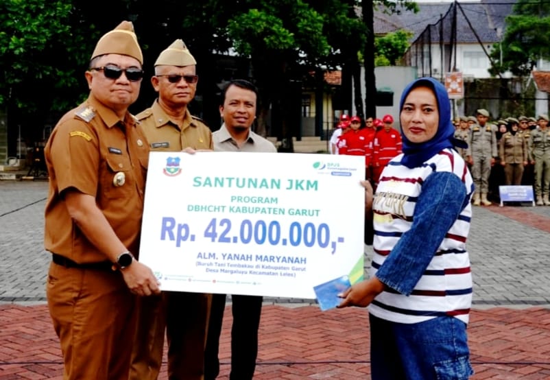 Bupati Garut Serahkan Jaminan Sosial DBHCHT