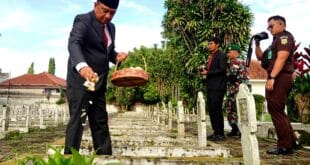 Bupati Garut Pimpin Upacara Hari Pahlawan di TMP Tenjolaya