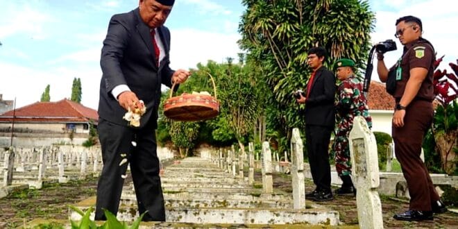 Bupati Garut Pimpin Upacara Hari Pahlawan di TMP Tenjolaya