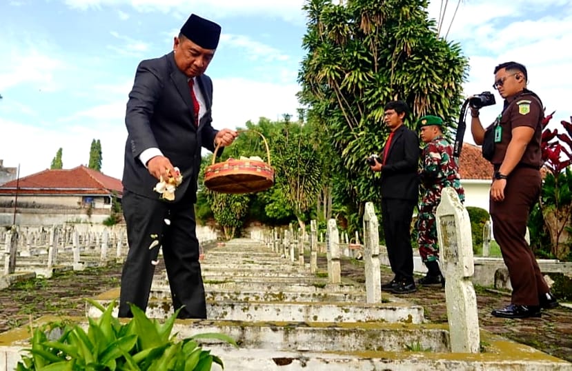 Bupati Garut Pimpin Upacara Hari Pahlawan di TMP Tenjolaya