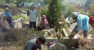 Aksi Ketua RT Imas dan Warga Gelar Jumsih Rutin di TPU Cirengit