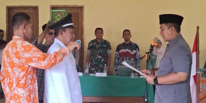 Camat Cibalong Lantik Pjs Kades Karyasari, Sampaikan Pesan Penting